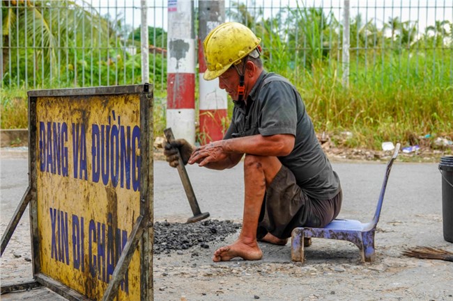 Người đàn ông tật nguyền ở Cần Thơ chuyên đi vá lành những ổ “gà” (9/11/2022)